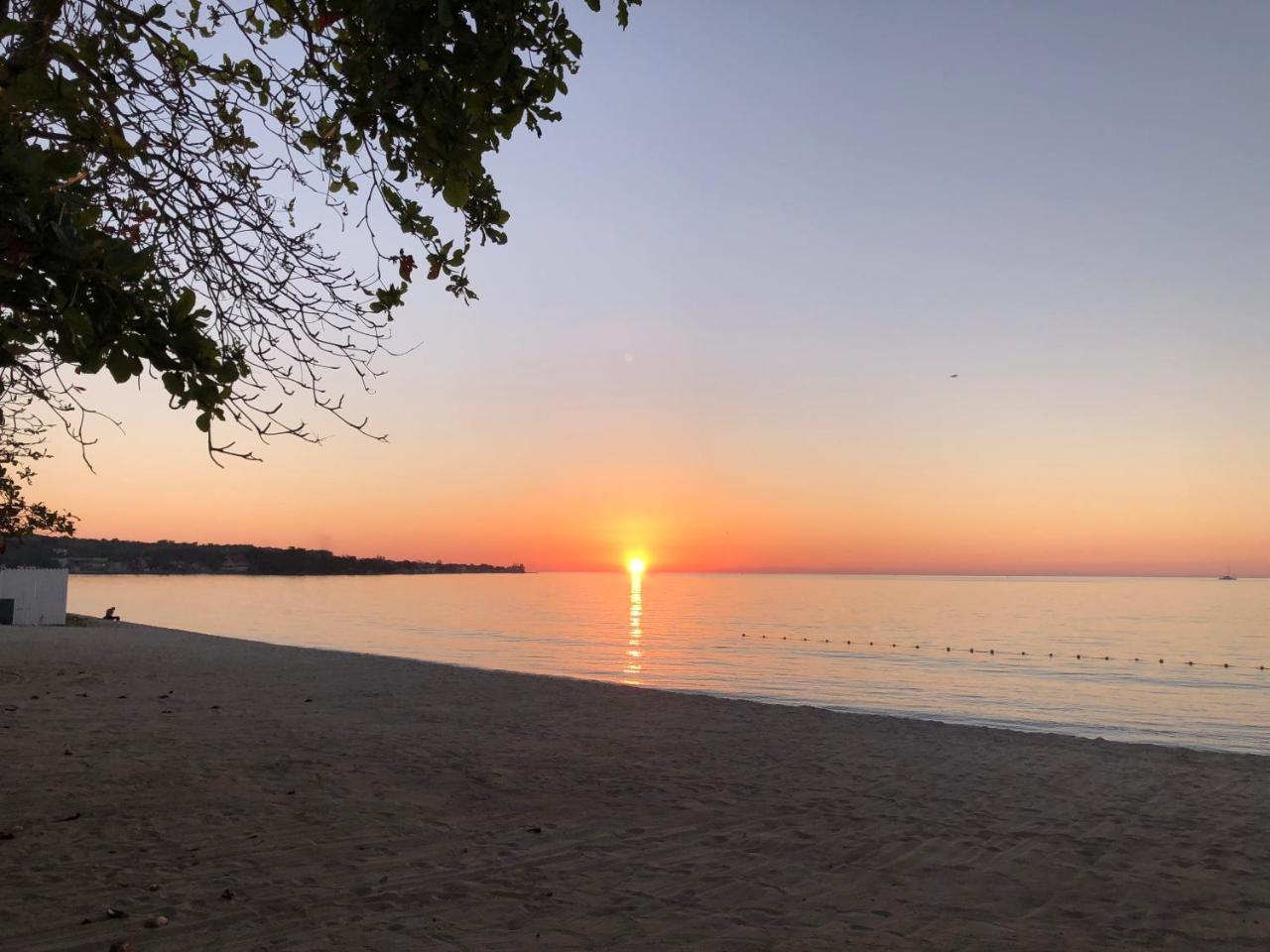 Coral Seas Beach Негрил Екстериор снимка