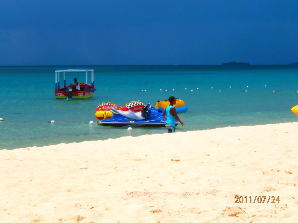Coral Seas Beach Негрил Екстериор снимка